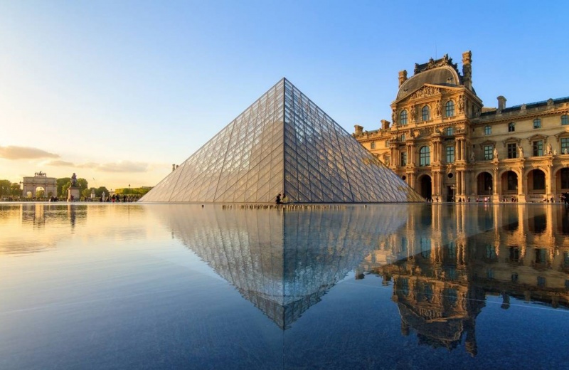 Rejtély az üveg körül a Párizs Louvre-ban